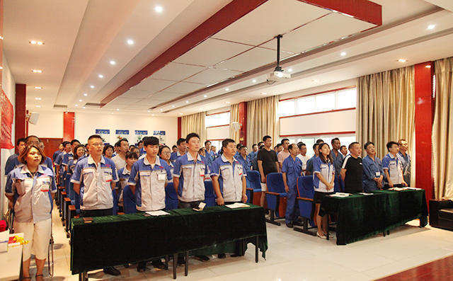 會(huì)議正式開始之際與會(huì)人員整齊列隊(duì)、滿懷激情的高唱《中華人民共和國(guó)》國(guó)歌。