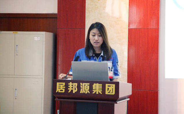 營(yíng)銷部總監(jiān)盧玉麗對(duì)公司上半年工作進(jìn)行總結(jié)分析經(jīng)驗(yàn)教訓(xùn)、對(duì)下半年落實(shí)發(fā)展戰(zhàn)略的具體目標(biāo)進(jìn)行匯總。