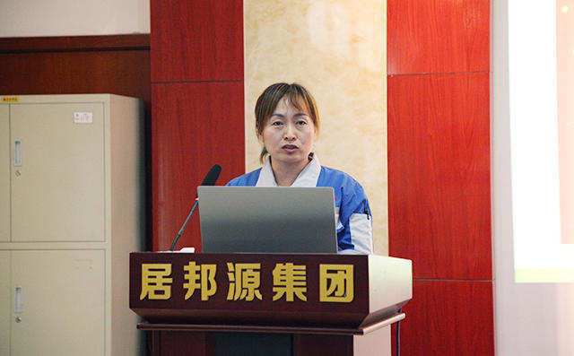 人資部部長(zhǎng)雷廣妮對(duì)公司積分制工作匯報(bào)。