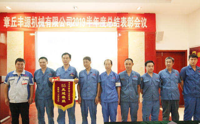 公司對(duì)做出突出貢獻(xiàn)的人員頒獎(jiǎng)，為獲得5S先進(jìn)班組員工頒發(fā)錦旗及獎(jiǎng)勵(lì)紅包200元。