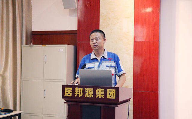 章丘豐源機(jī)械有限公司潘榮?？偨?jīng)理作最后會(huì)議總結(jié)致詞。