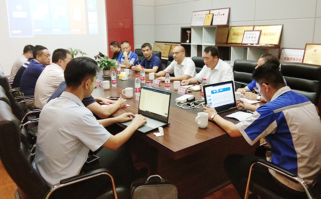 校領(lǐng)導(dǎo)章丘區(qū)領(lǐng)導(dǎo)在山東居邦源機(jī)械集團(tuán)董事長景奉國的引領(lǐng)下進(jìn)行座談