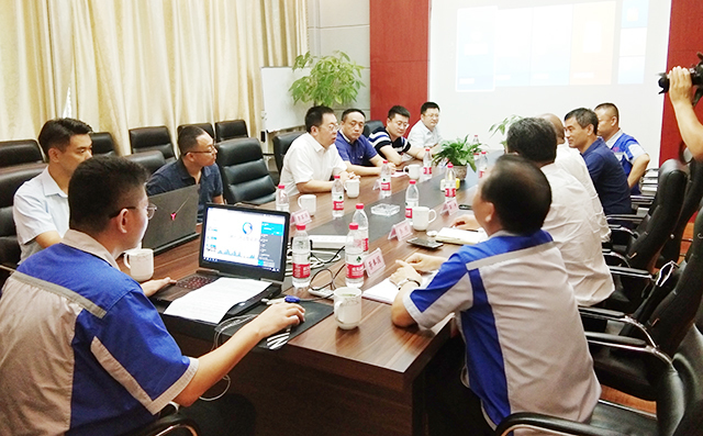 校領(lǐng)導(dǎo)章丘區(qū)領(lǐng)導(dǎo)在山東居邦源機(jī)械集團(tuán)董事長景奉國的引領(lǐng)下進(jìn)行座談