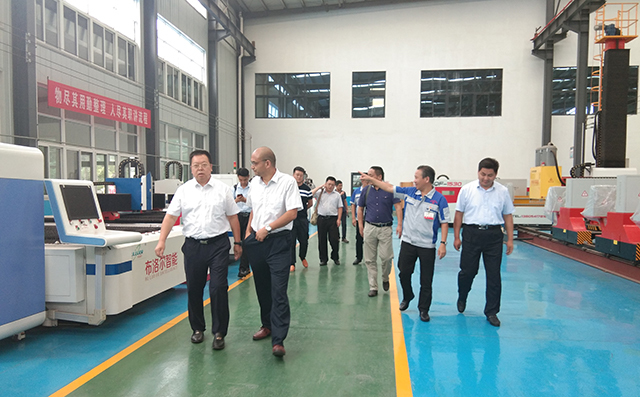 在集團(tuán)董事長景奉國的引領(lǐng)下大家對公司進(jìn)行了參觀。
