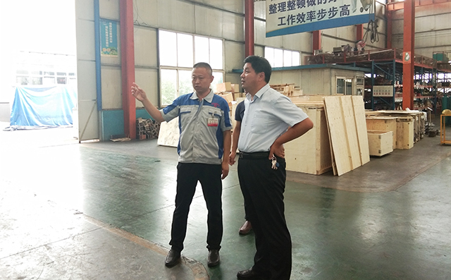 在集團(tuán)董事長景奉國的引領(lǐng)下大家對公司進(jìn)行了參觀。