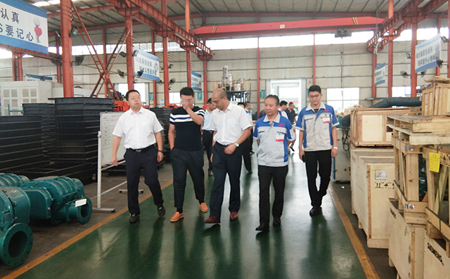 在集團(tuán)董事長景奉國的引領(lǐng)下大家對公司進(jìn)行了參觀。