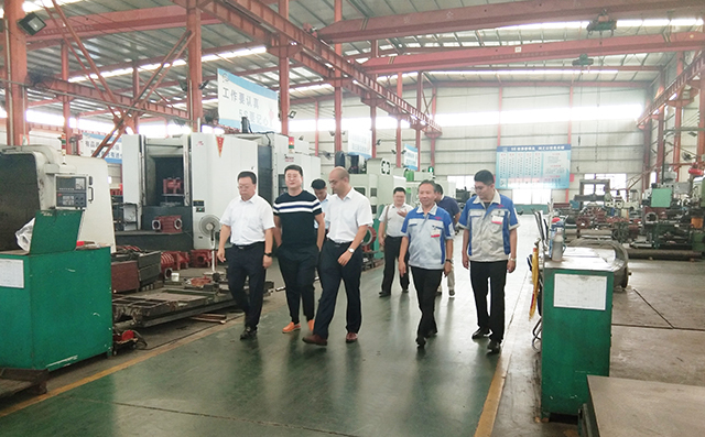在集團(tuán)董事長景奉國的引領(lǐng)下大家對公司進(jìn)行了參觀。