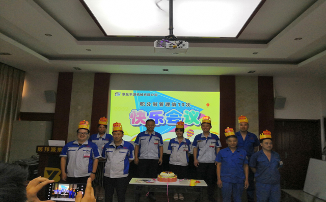 在歡聲笑語中，游戲接近了尾聲。蛋糕上場，生日歌響起，我們一起給公司的同事過生日。