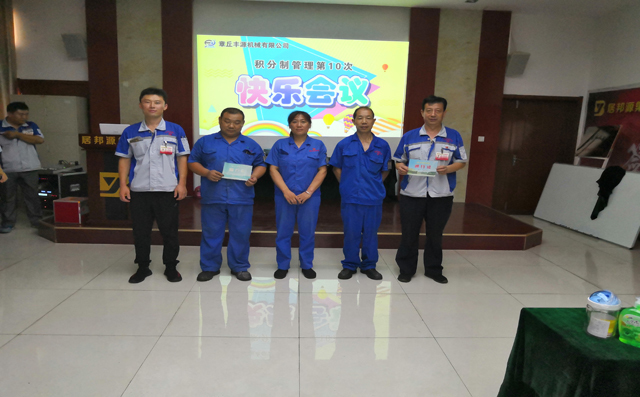 公司為員工們頒發(fā)車輛通行證。