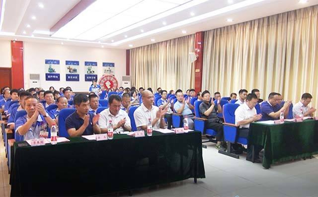 章丘豐源研究生聯(lián)合培養(yǎng)基地簽約暨揭牌儀式在居邦源機(jī)械集團(tuán)總部隆重舉行。