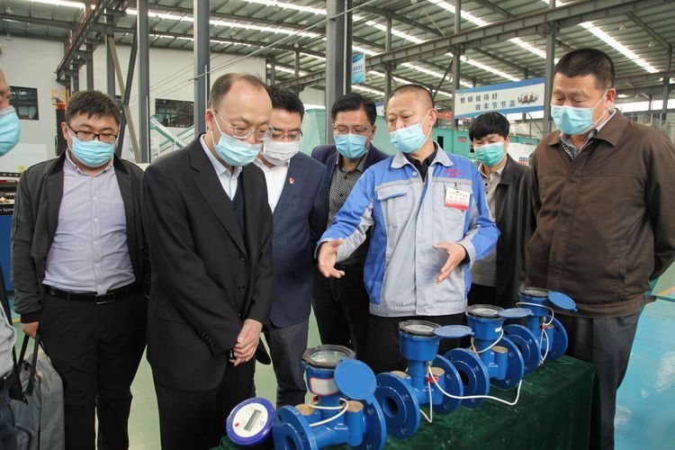 潘總對到訪客人介紹智能水表項(xiàng)目