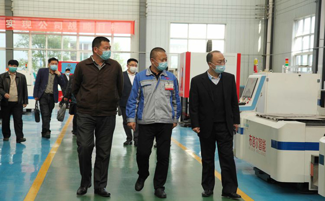 一行人對激光切割機(jī)展廳進(jìn)行參觀